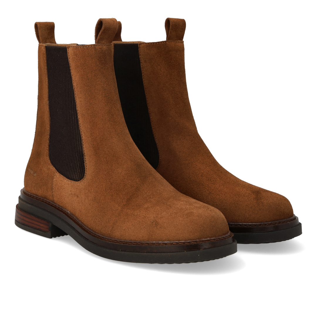 Boot with elastic