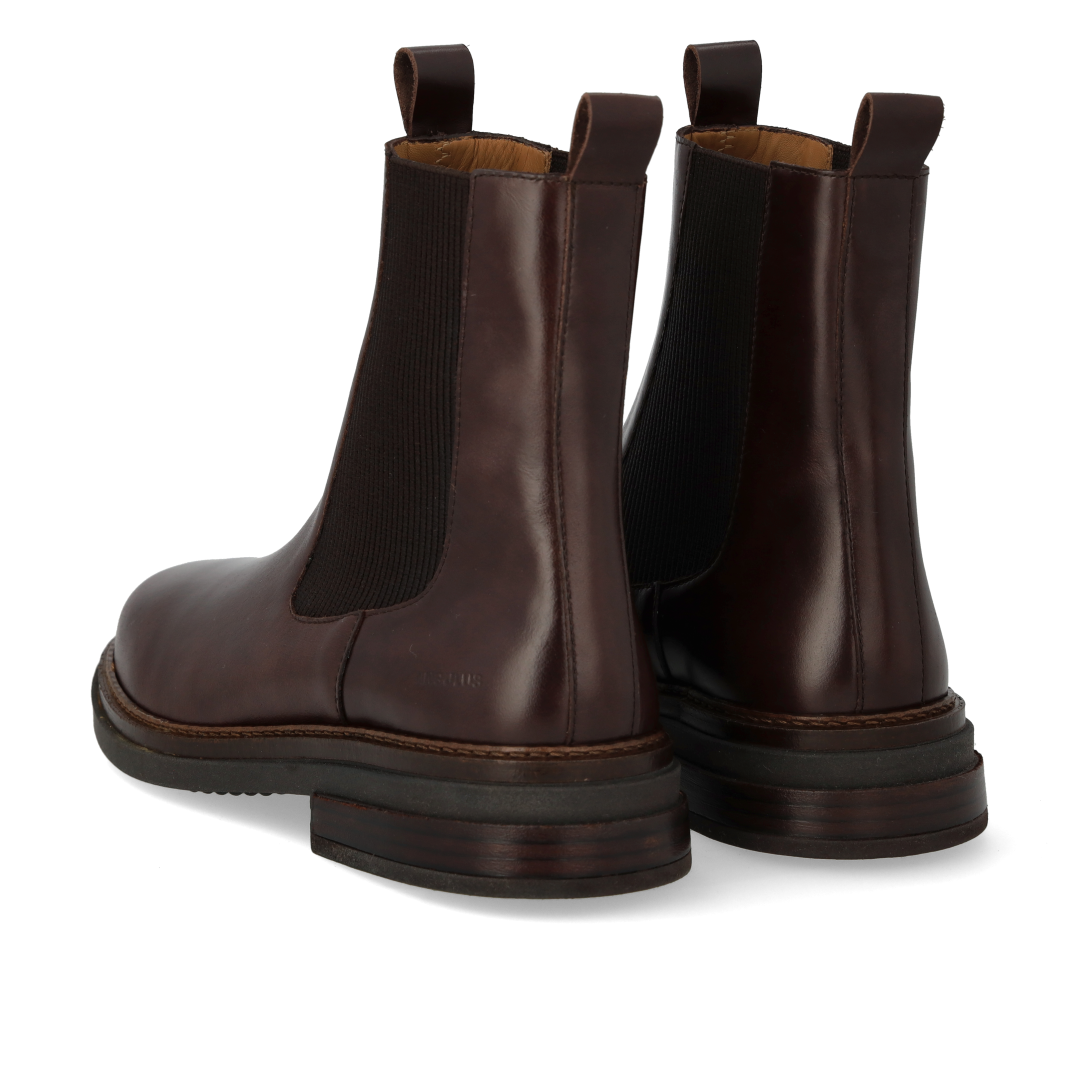 Boot with elastic