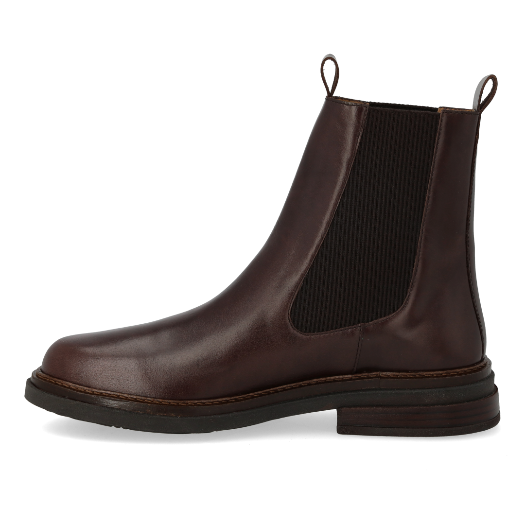 Boot with elastic