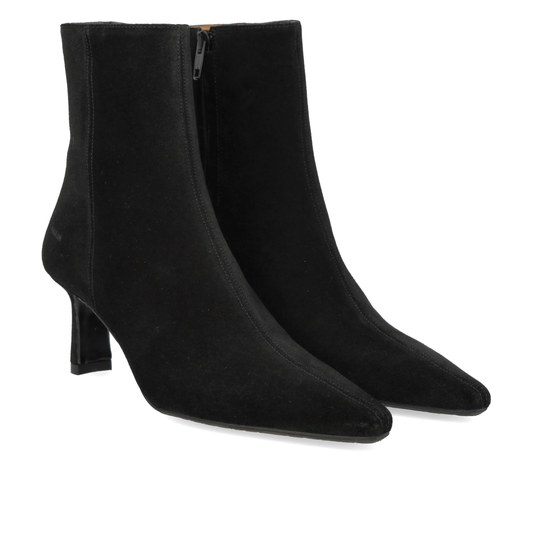 Sculptural boot with pointed toe