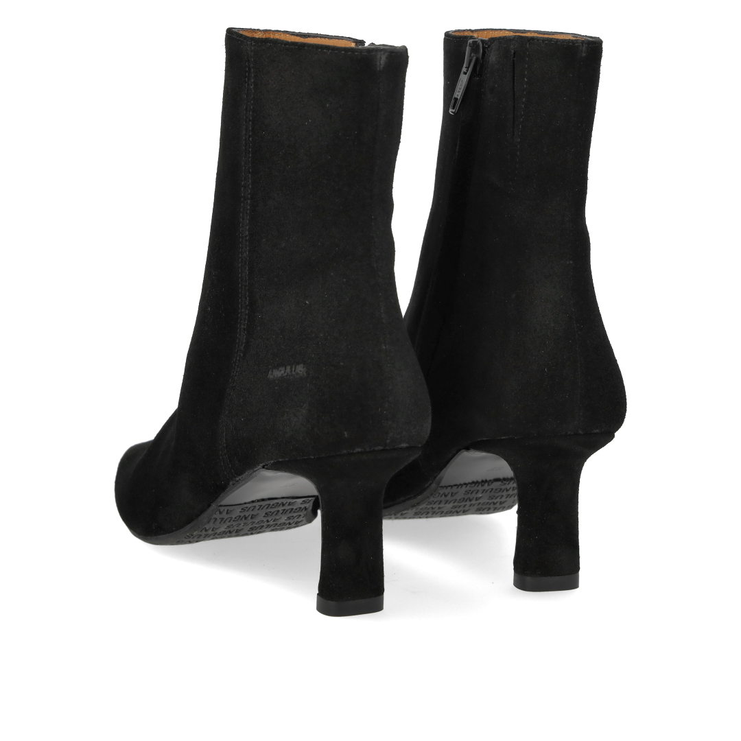 Sculptural boot with pointed toe