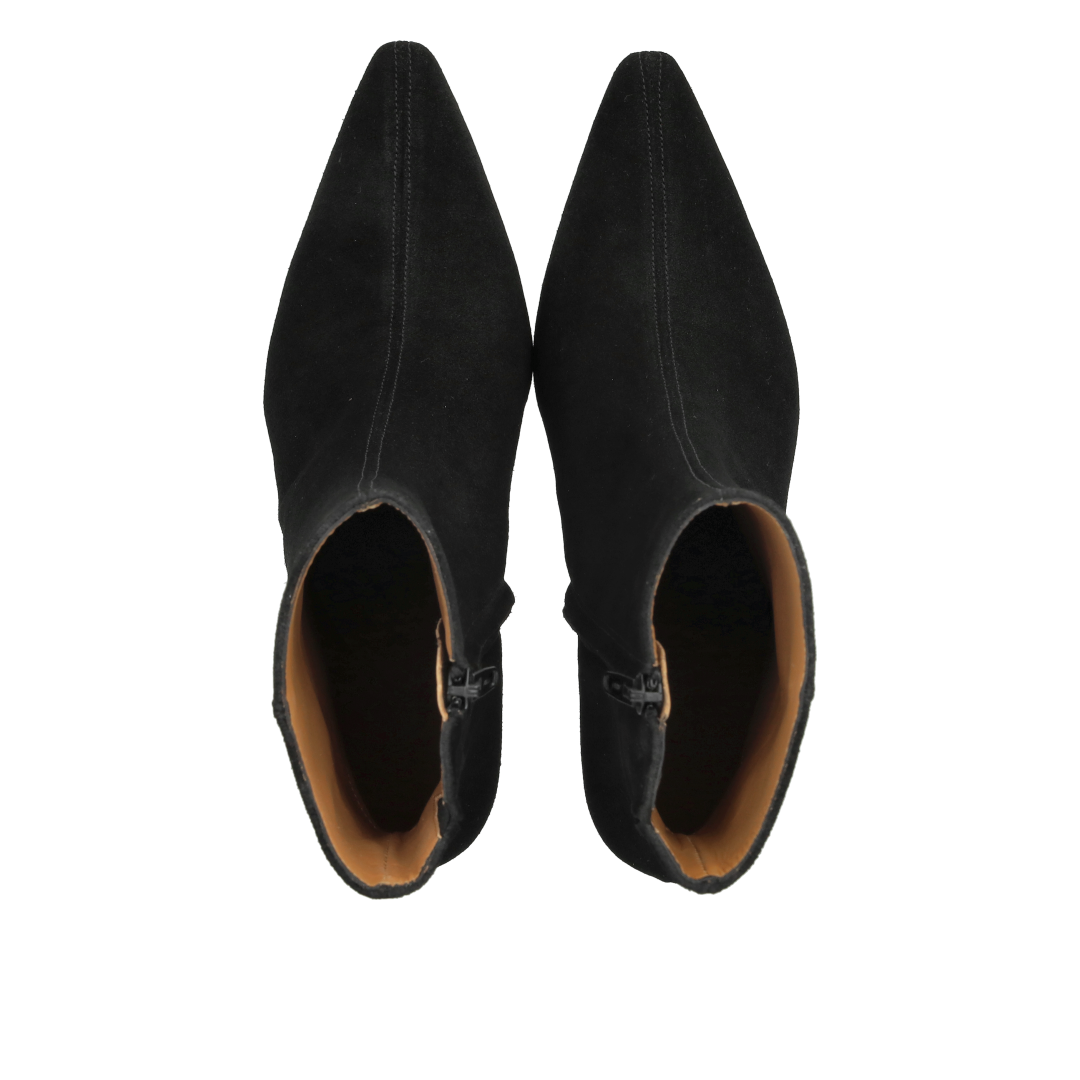 Sculptural boot with pointed toe