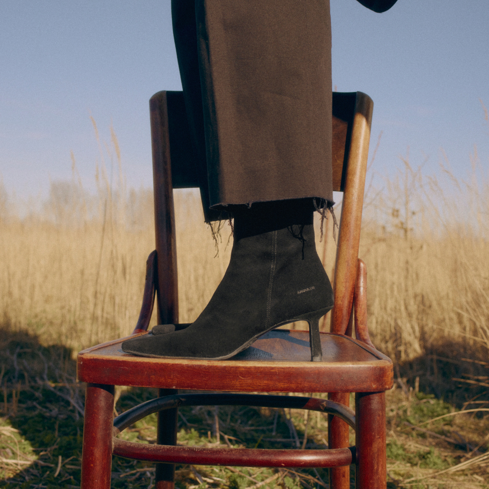 Sculptural boot with pointed toe