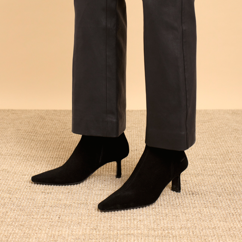 Sculptural boot with pointed toe