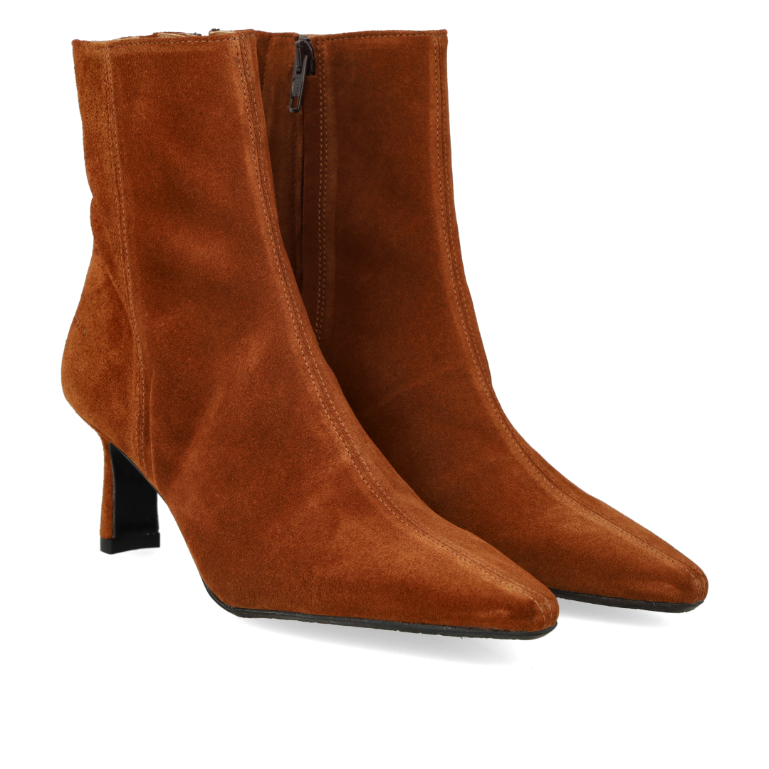 Sculptural boot with pointed toe