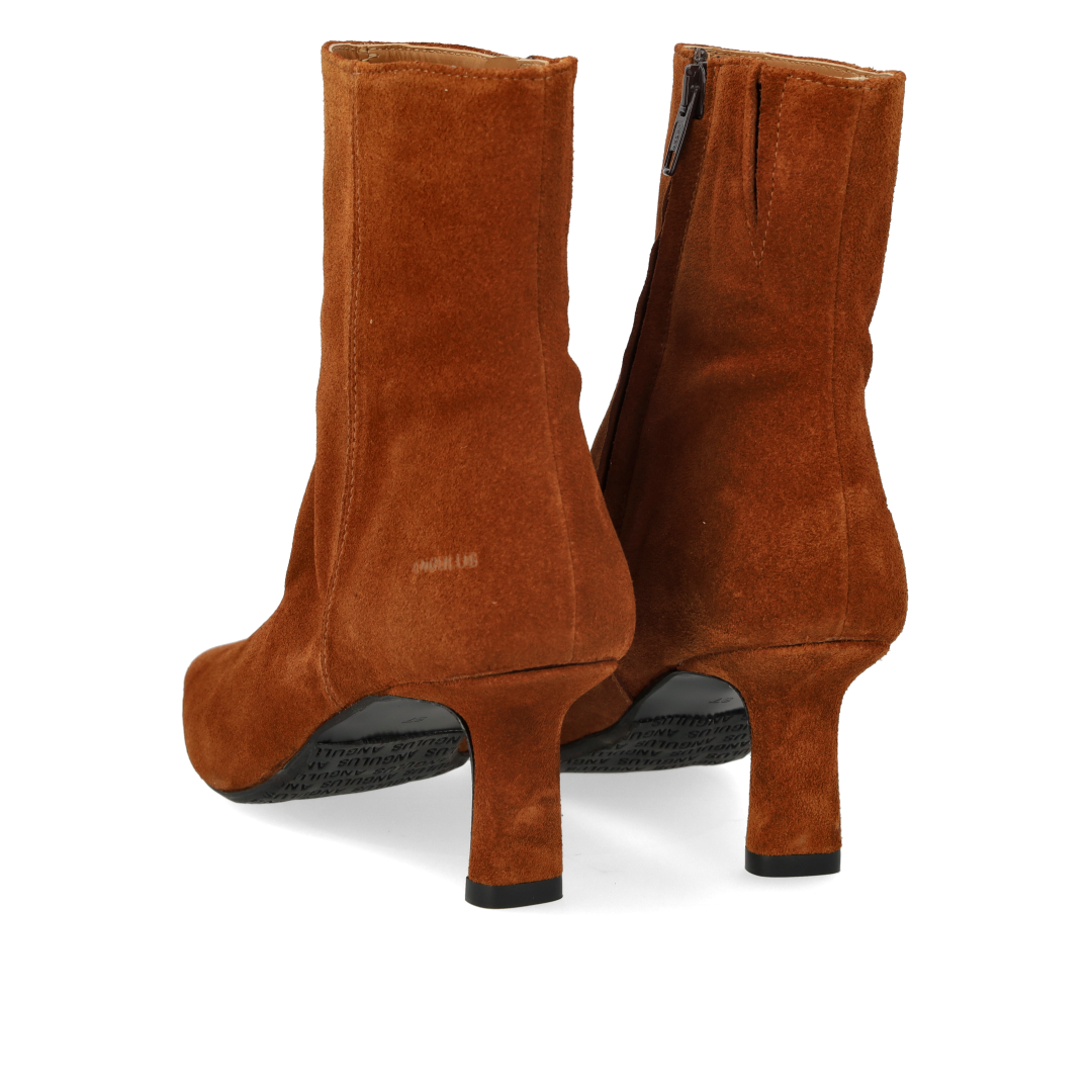 Sculptural boot with pointed toe