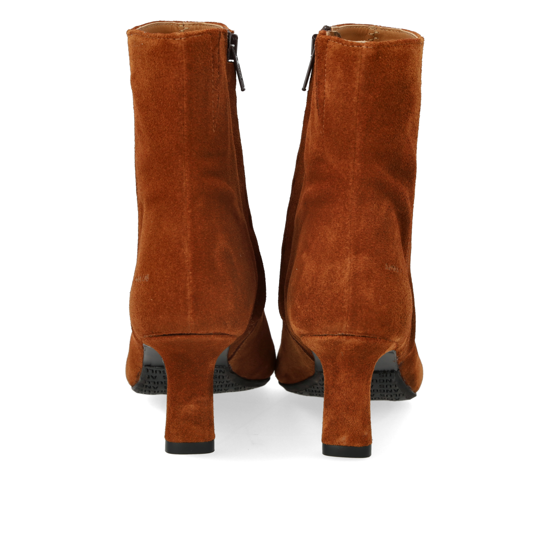 Sculptural boot with pointed toe
