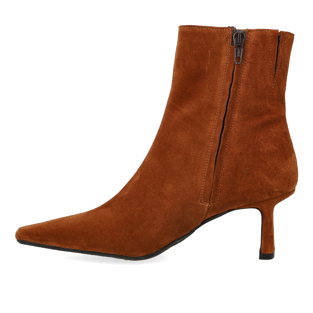 Sculptural boot with pointed toe