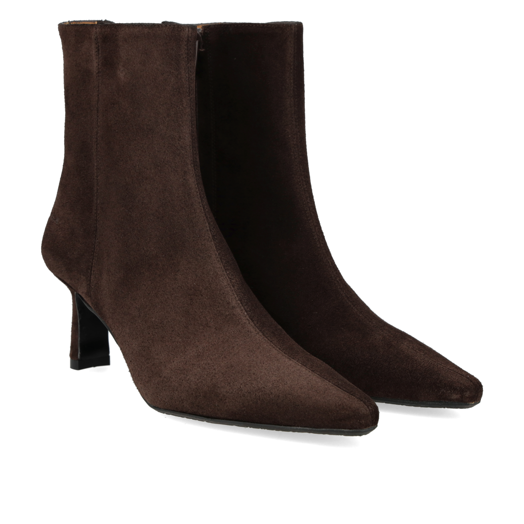Sculptural boot with pointed toe