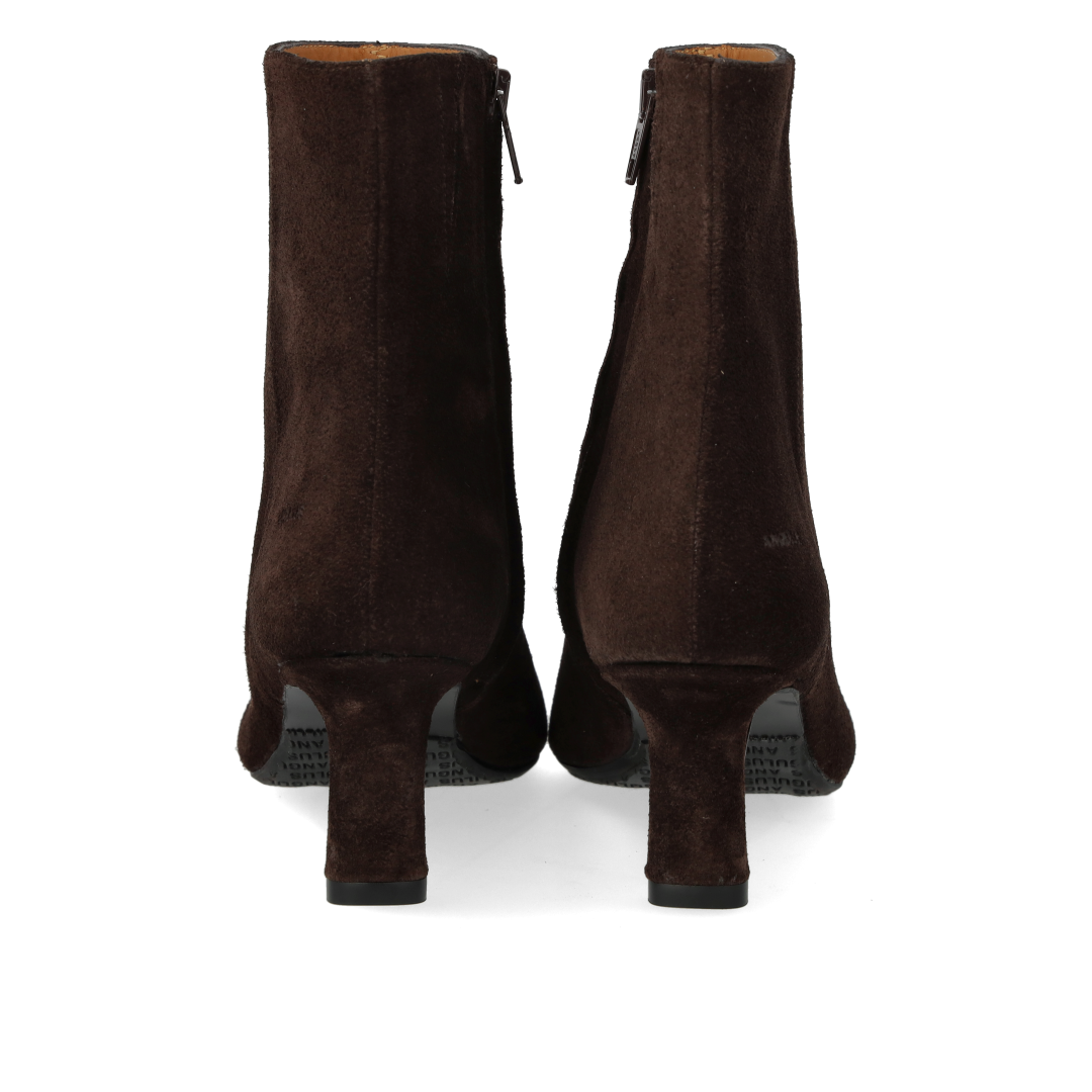 Sculptural boot with pointed toe