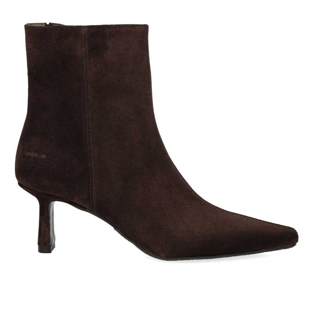 Sculptural boot with pointed toe
