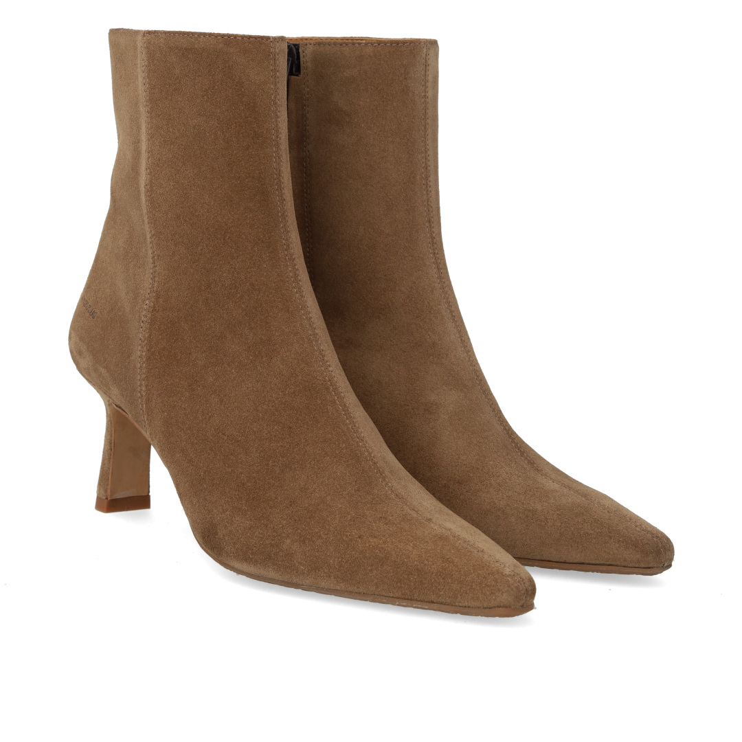 Sculptural boot with pointed toe