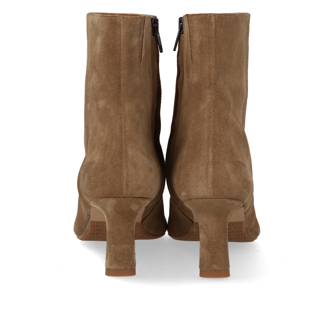 Sculptural boot with pointed toe