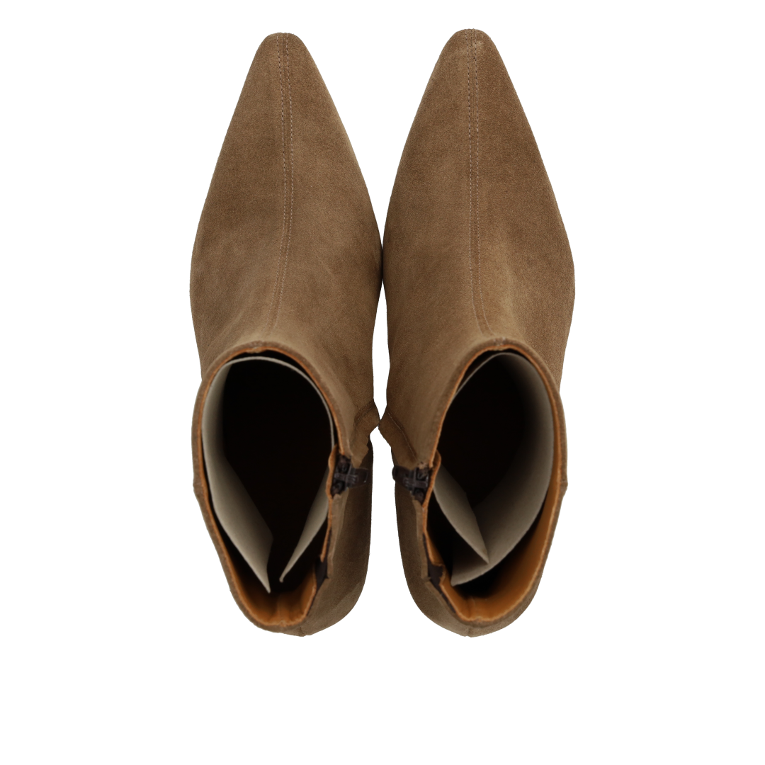 Sculptural boot with pointed toe