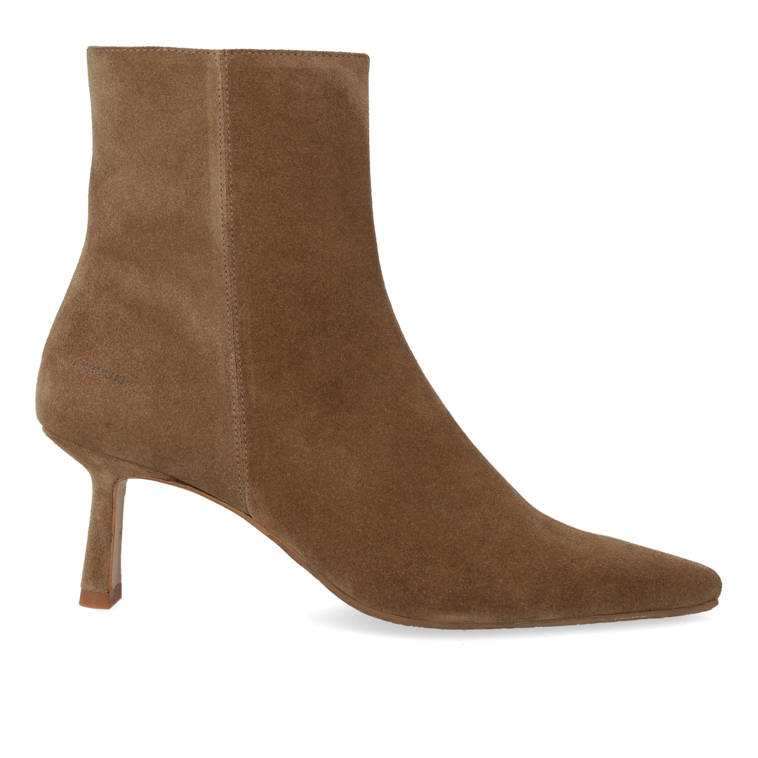 Sculptural boot with pointed toe