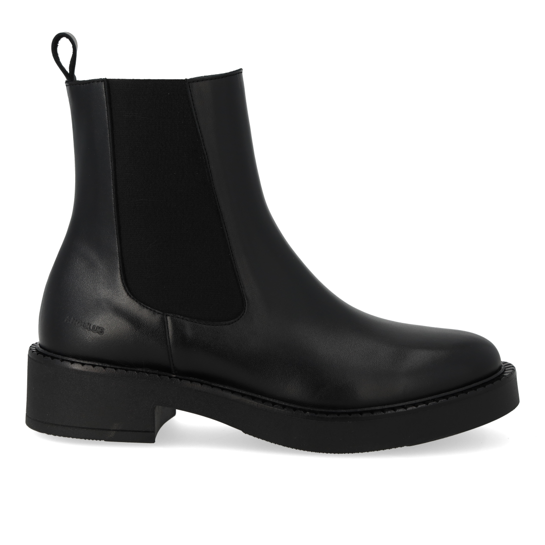 Minimalist Chelsea boot with chunky sole
