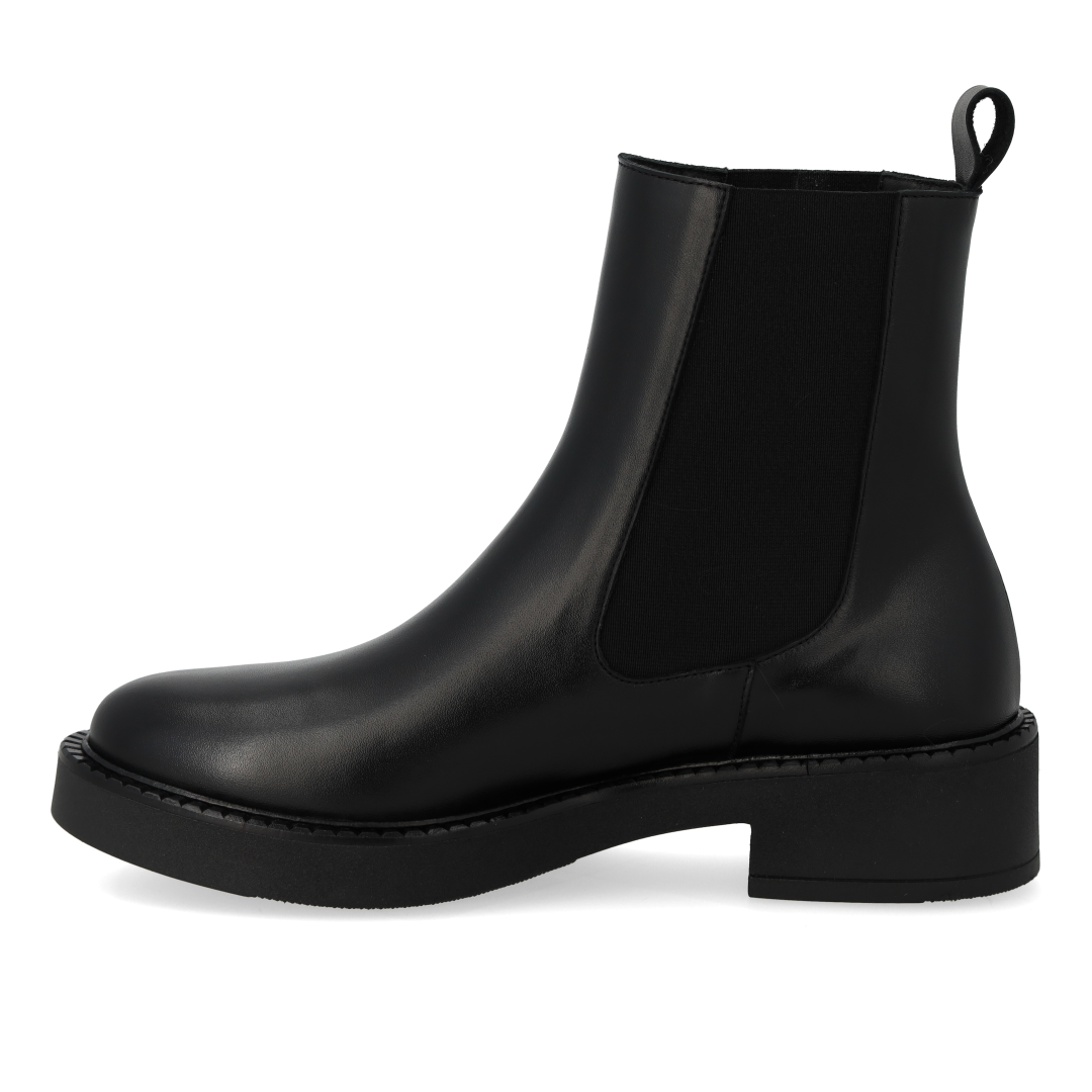 Minimalist Chelsea boot with chunky sole