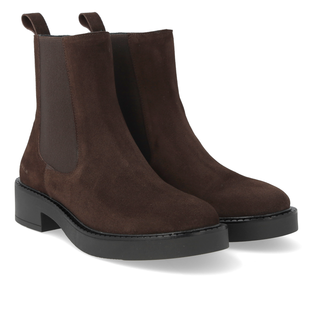 Minimalist Chelsea boot with a chunky sole