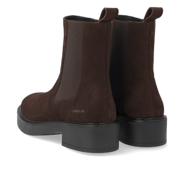 Minimalistic Chelsea boot with a chunky sole