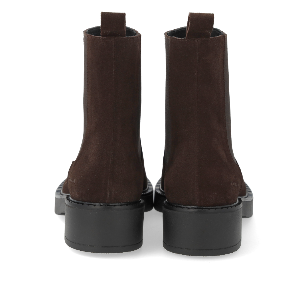 Minimalist Chelsea boot with a chunky sole