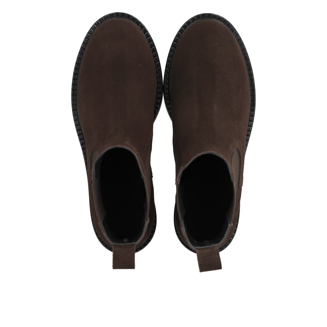 Minimalist Chelsea boot with a chunky sole