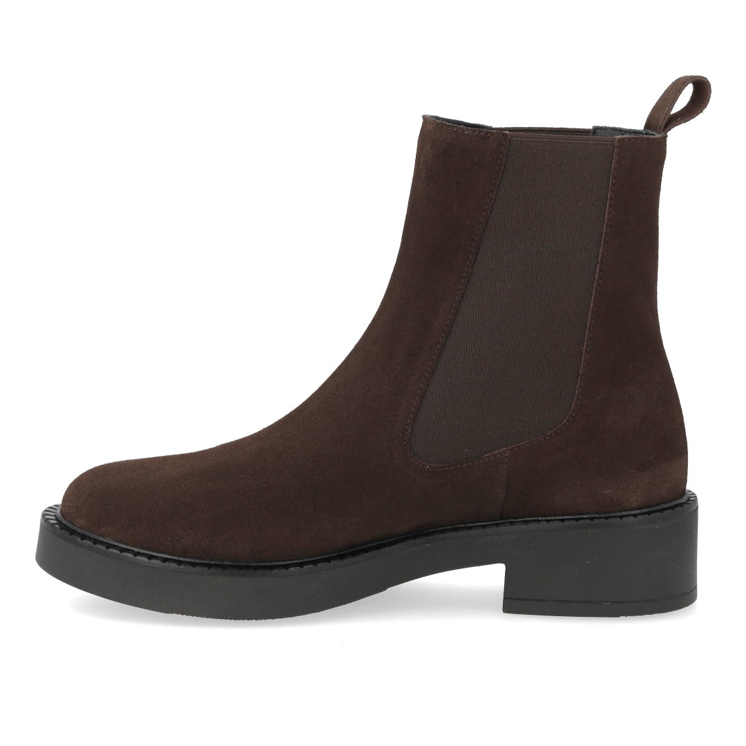 Minimalist Chelsea boot with a chunky sole