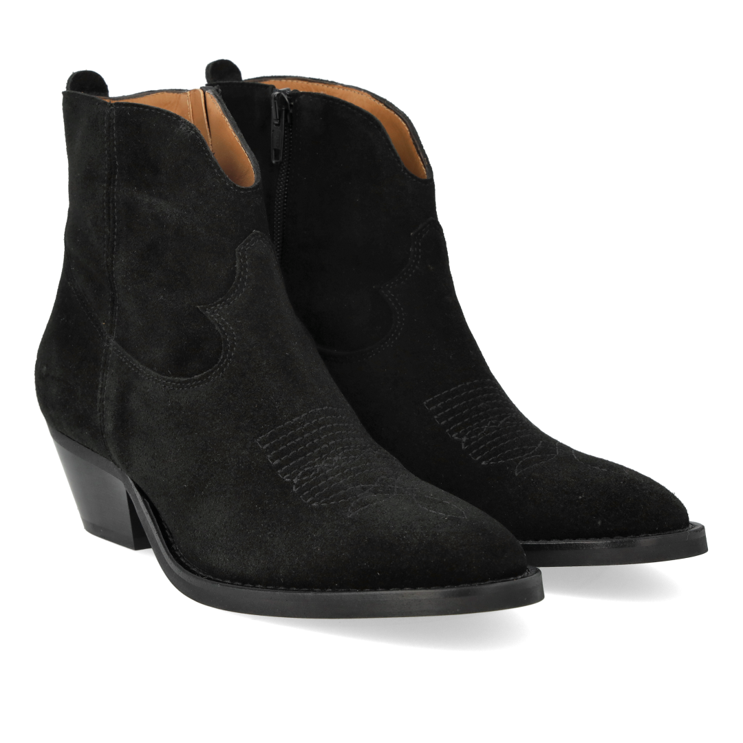 Cowboy boot with stitching details