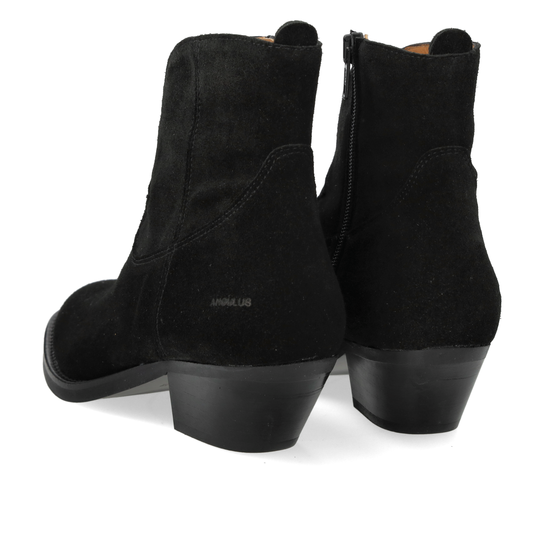 Cowboy boot with stitching details