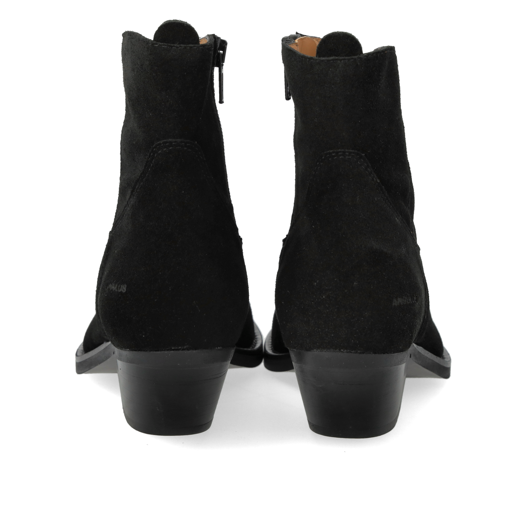 Cowboy boot with stitching details