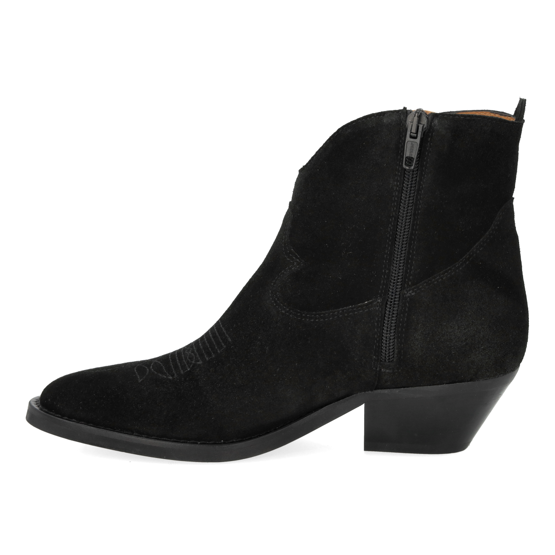 Cowboy boot with stitching details