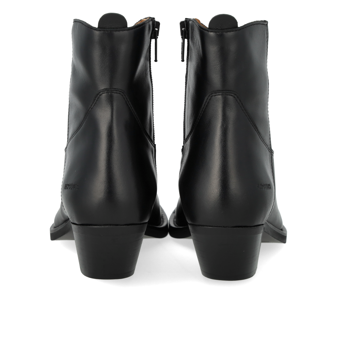Cowboy boot with stitching details