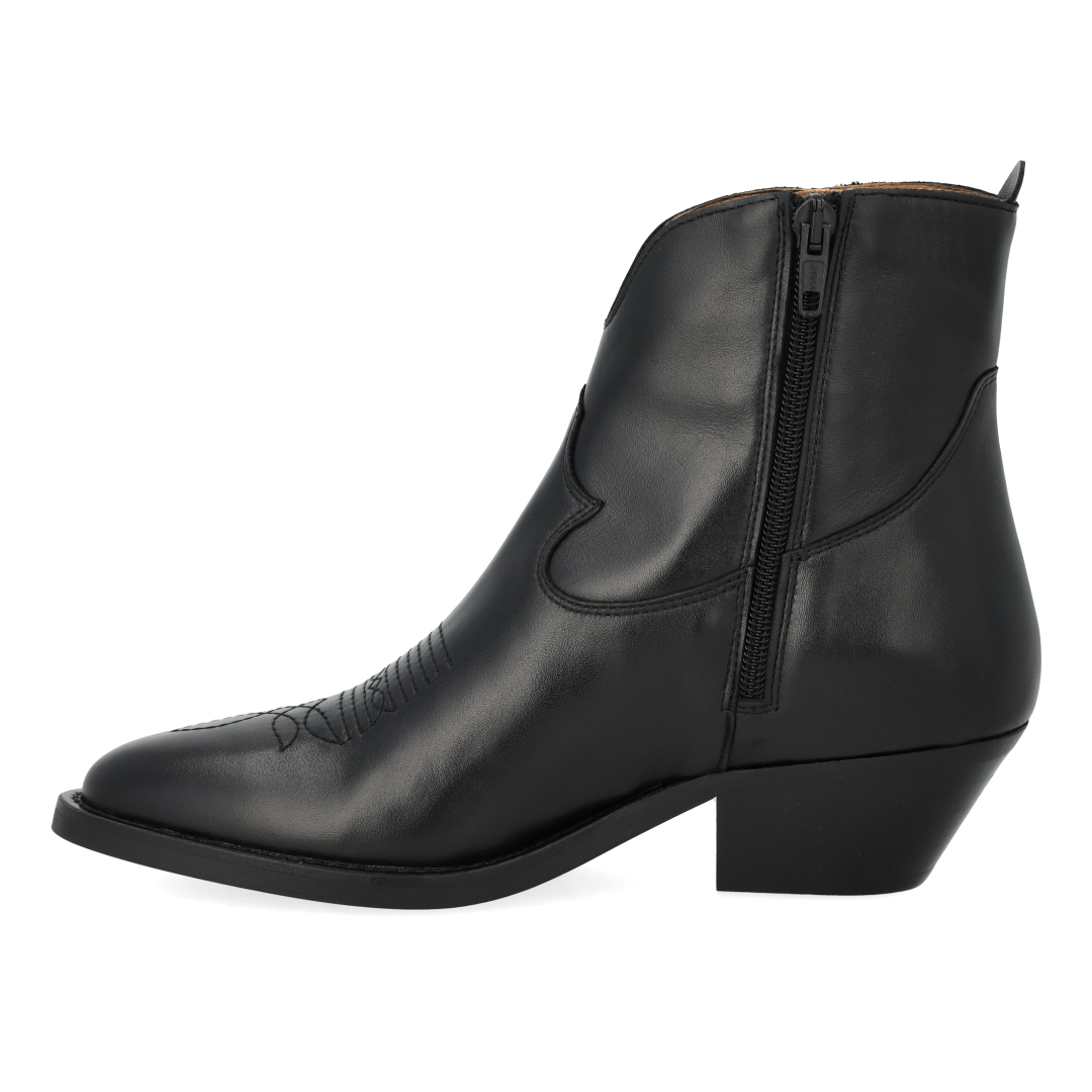 Cowboy boot with stitching details