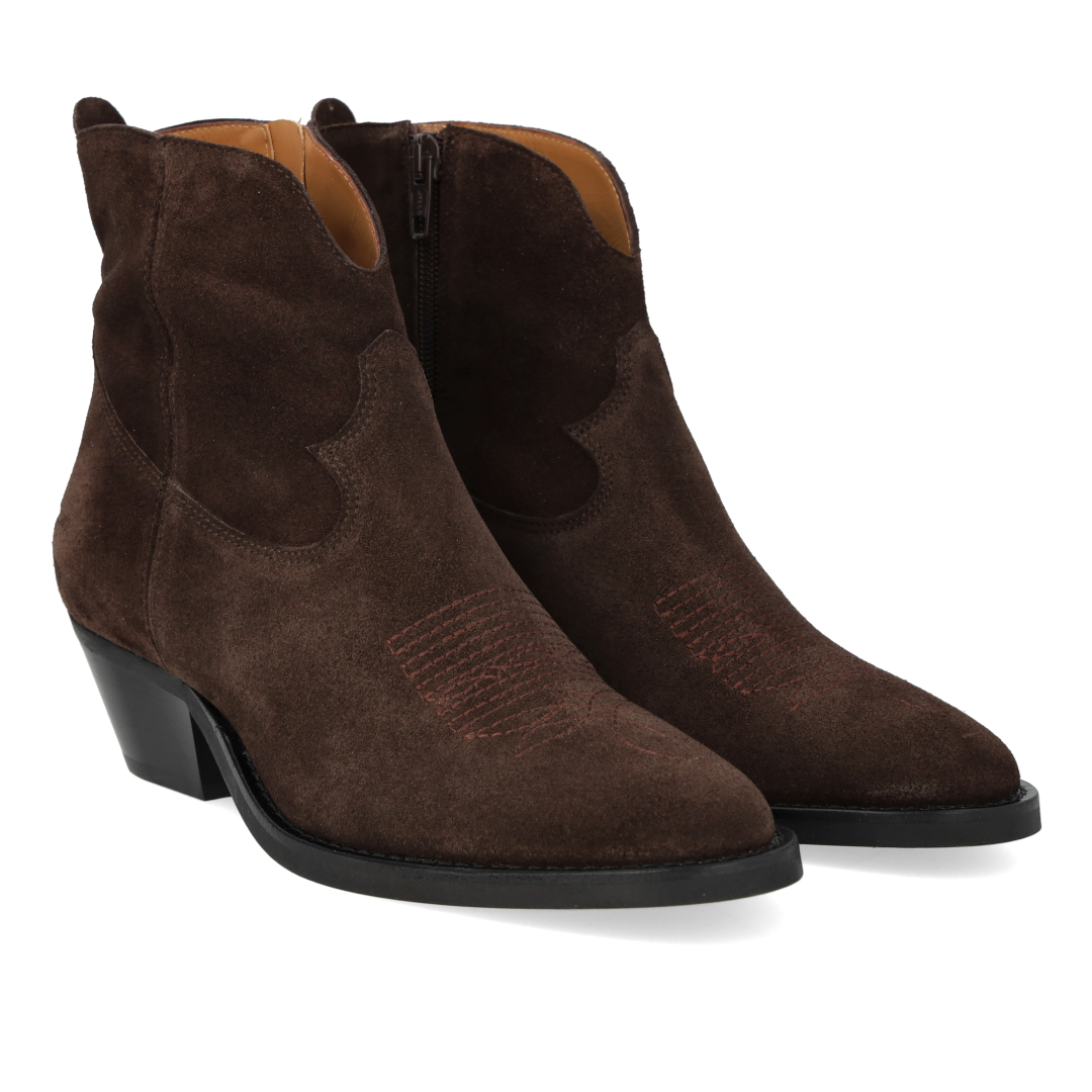 Cowboy boot with stitched detailing