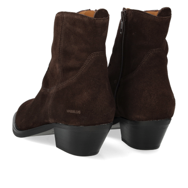 Cowboy boot with stitching details