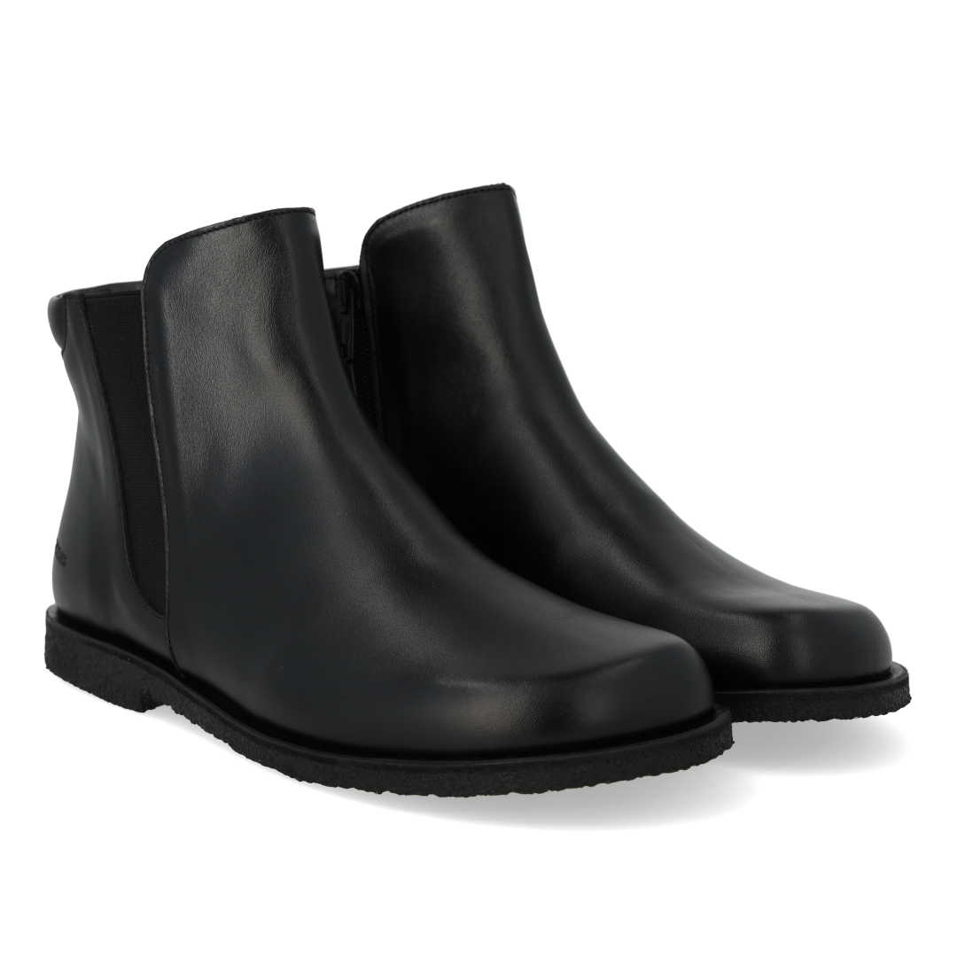 Low-cut boot with wide fit