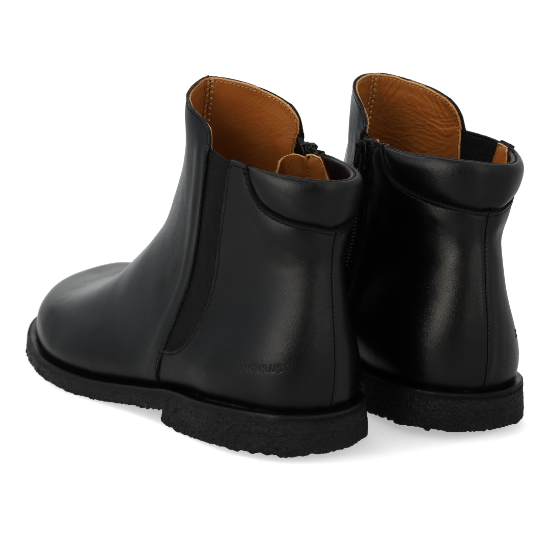 Low-cut boot with wide fit