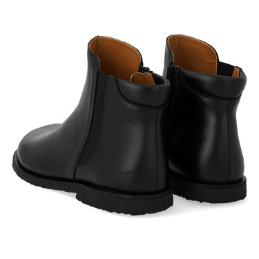 Low shaft boot with a spacious fit
