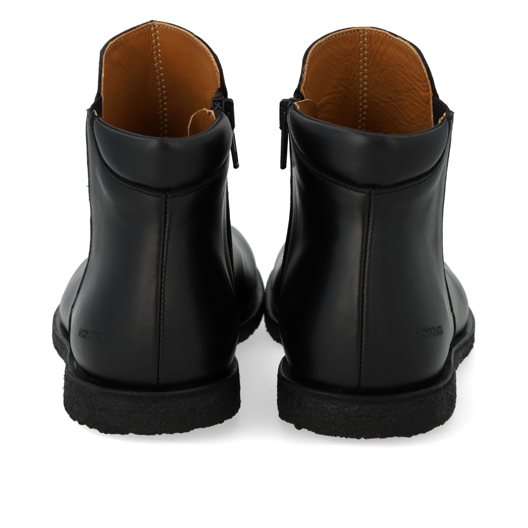 Low-cut boot with wide fit