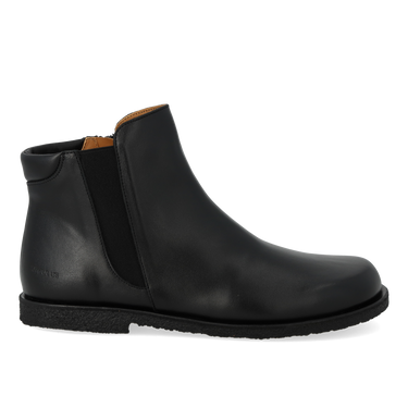 Low shaft boot with a spacious fit