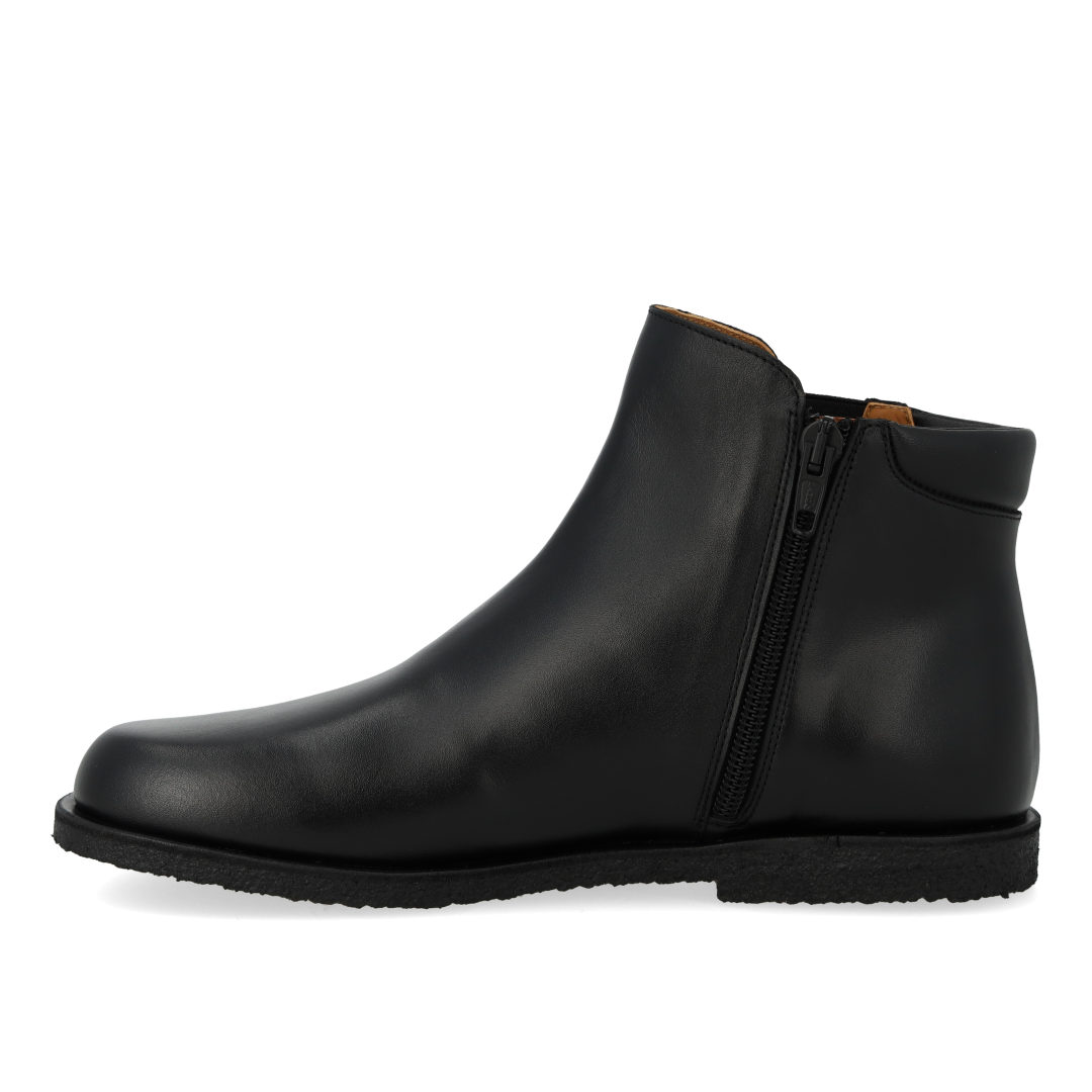 Low-cut boot with wide fit