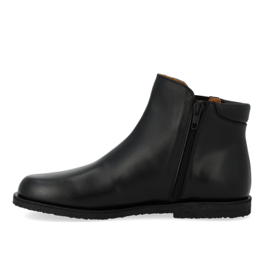 Low shaft boot with a spacious fit