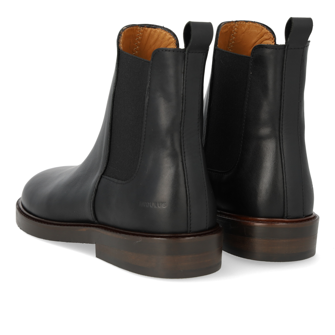 Chelsea boot with extra-wide fit