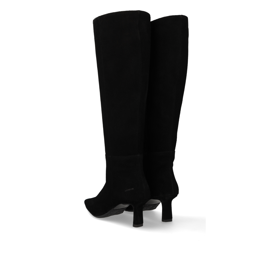 Long shafted boot with heel