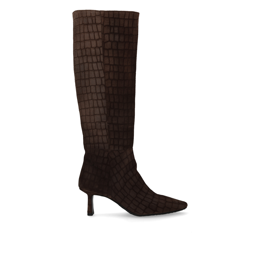 Long shafted boot with heel