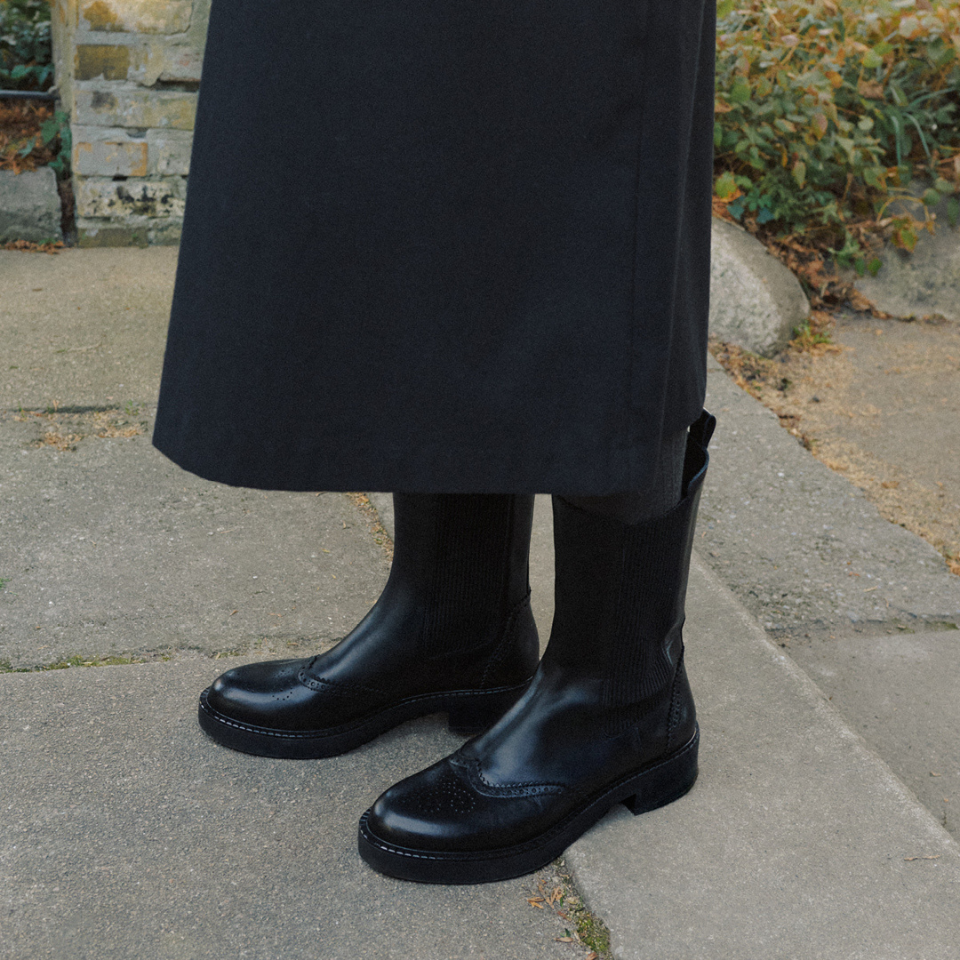 Chelsea boot with brogue perforation