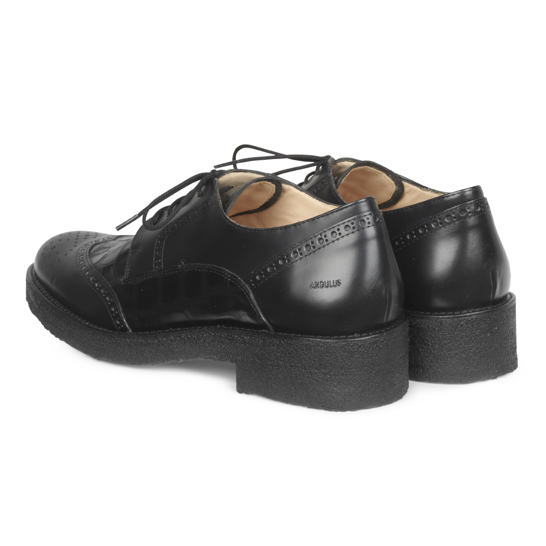 Lace-up shoes with perforated pattern