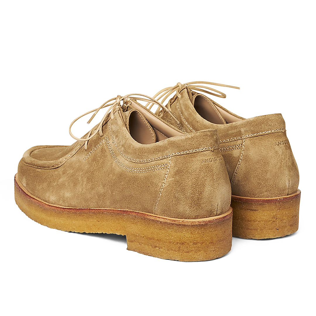 Casual lace-up shoes