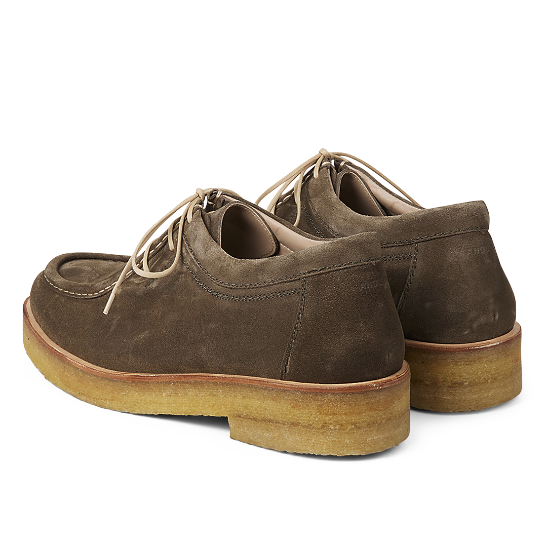 Casual lace-up shoes