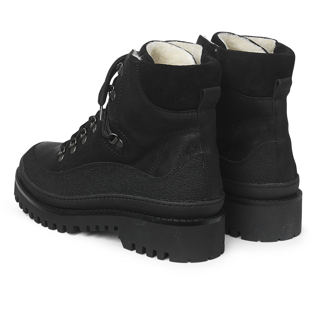 Lace-up boot with wool lining