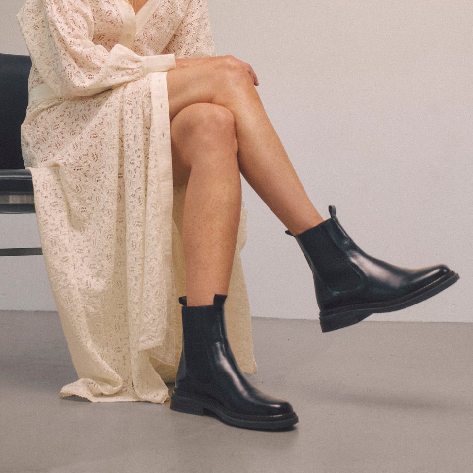 Boot with elastic